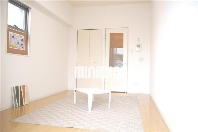 居室・リビング　角部屋ならではの窓付き！換気もしやすいですね！