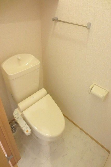 トイレ　ウォシュレット付き。