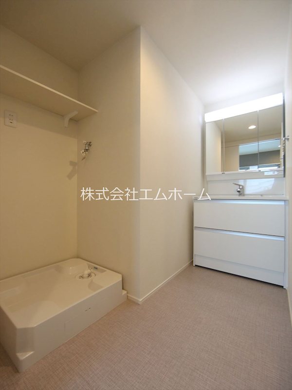 洗面設備　脱衣所　独立洗面台（シャンプードレッサー付）収納スペース有