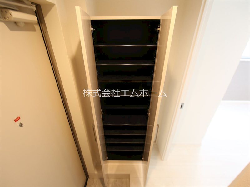 玄関　玄関　シューズボックス付（収納充実してます）