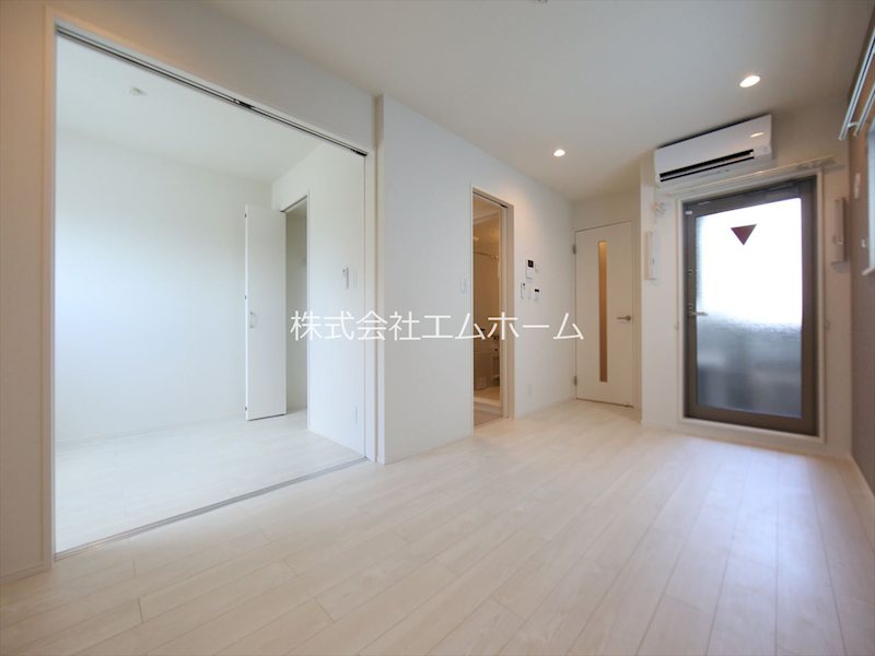 居室・リビング　ＬＤＫ8.4帖　システムキッチン　エアコン完備　バルコニー