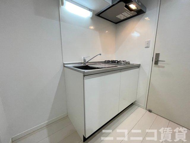 キッチン　２口ガスコンロ付き、上下に収納が有ります。※モデルルーム