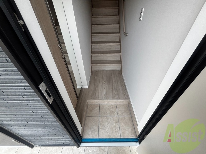 玄関　玄関から撮影しました。明るい印象ですね。