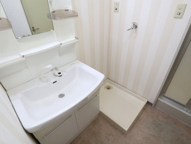 洗面設備　ゆったりとスペースのある洗面所