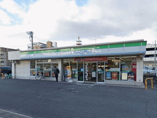 コンビニ　ファミリーマート桑名中央通店（コンビニ）まで302m
