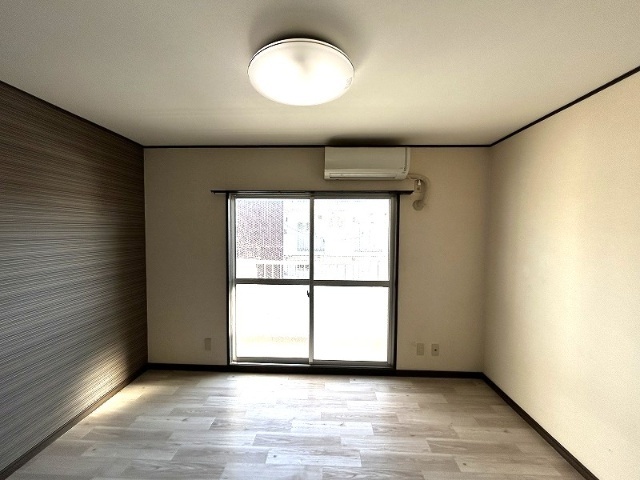 居室・リビング　※別室同じ間取りの写真。現況を優先します。