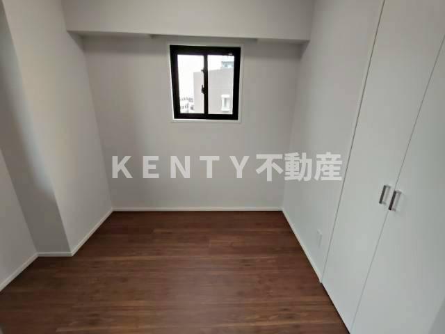 その他部屋・スペース　落ち着いた色調の寝室です