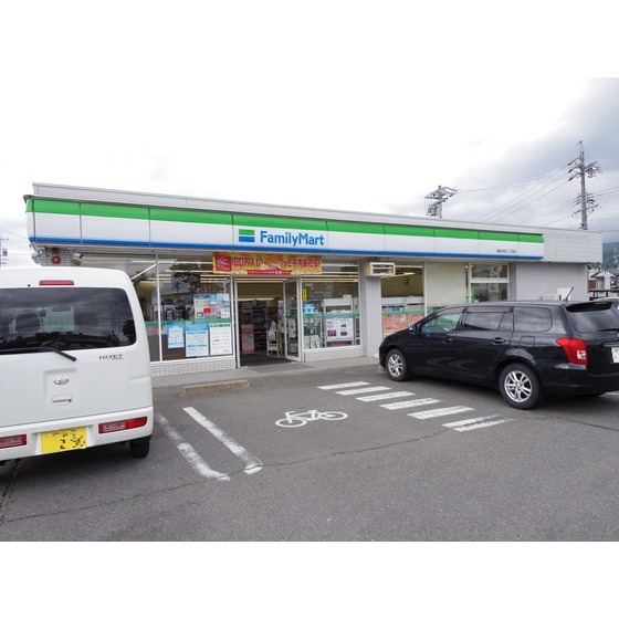 コンビニ　ファミリーマート諏訪沖田二丁目店（コンビニ）まで556m