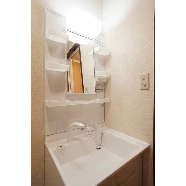 洗面設備　洗髪可能なシャンプードレッサーで朝の身支度もバッチリです♪