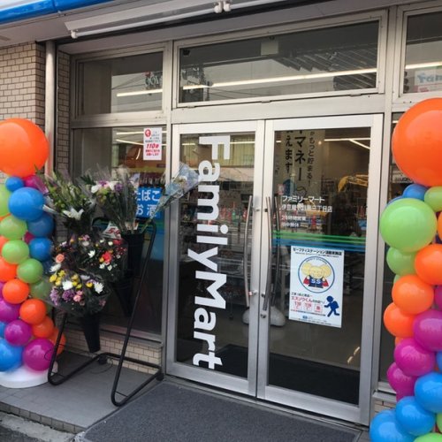 コンビニ　ファミリーマート伊豆屋下目黒三丁目店（コンビニ）まで409m