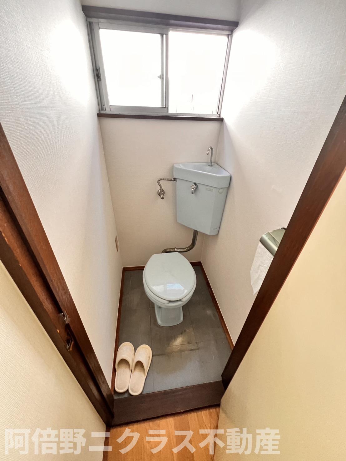 トイレ　内装は別部屋の参考写真です。