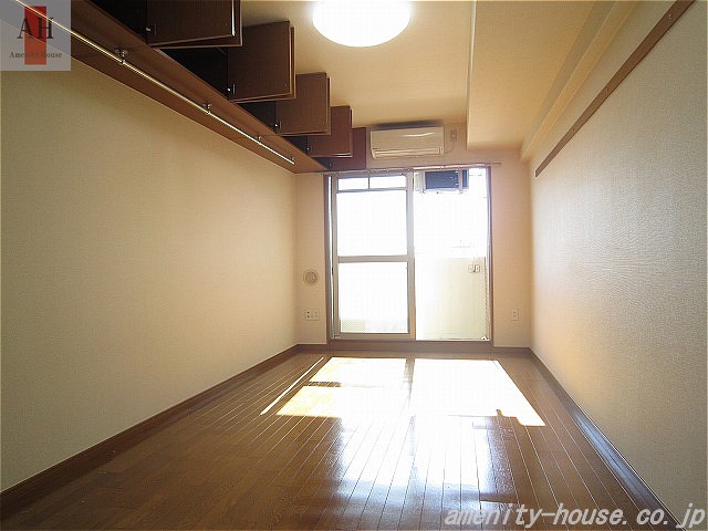 居室・リビング　●南向きで明るい居室は9.2帖♪