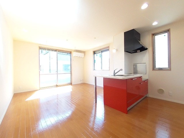 居室・リビング　天井も高く開放感のあるＬＤＫです