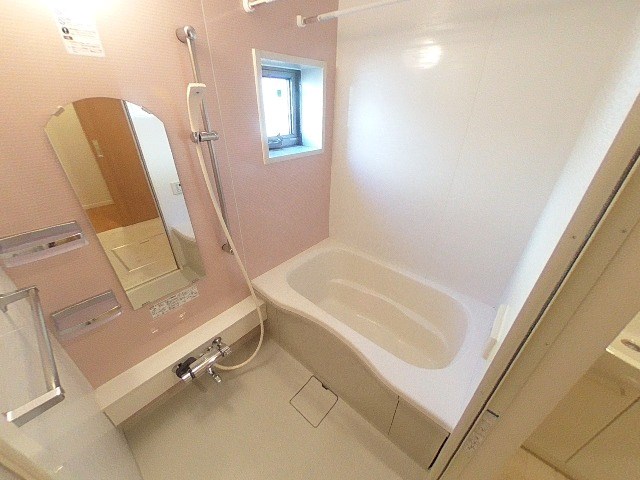 バス・シャワールーム　もちろん追い焚きと浴室乾燥付