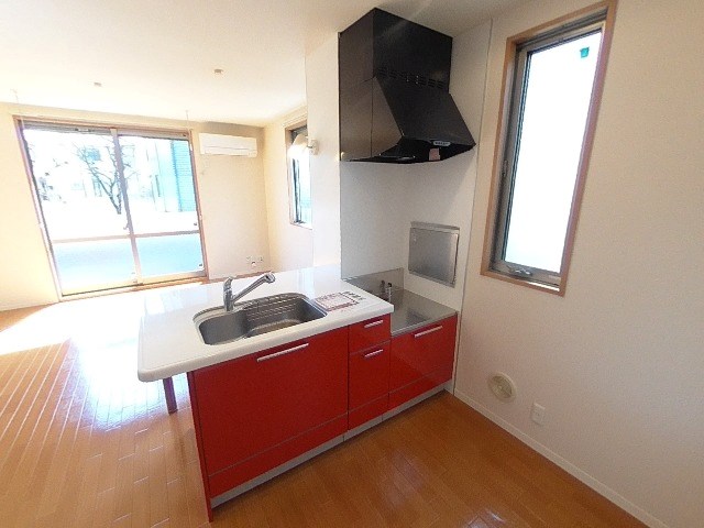 キッチン　幅広めなカウンターキッチン　オシャレで使い勝手良し