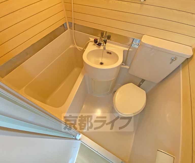 トイレ　３点ユニットバスです。