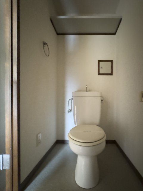 トイレ　同物件別号室の写真です。