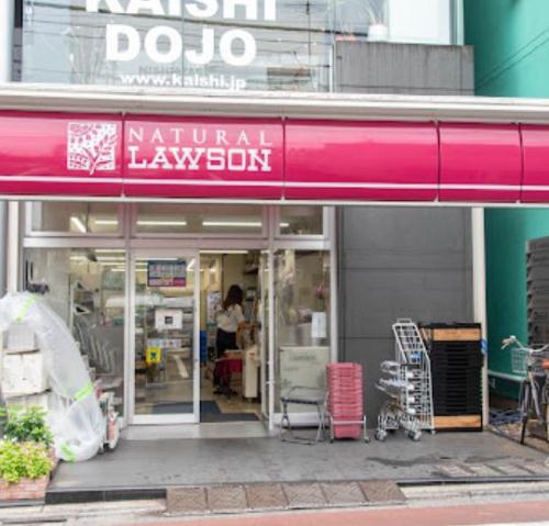 コンビニ　ナチュラルローソン 港日赤通り店（コンビニ）まで370m