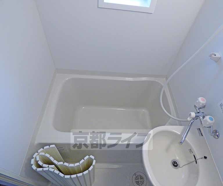 バス・シャワールーム　深いお風呂です。