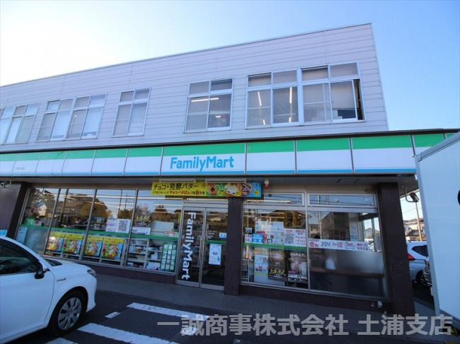 コンビニ　ファミリーマート 土浦小松店（コンビニ）まで381m