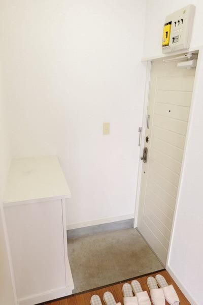 玄関　下駄箱あります