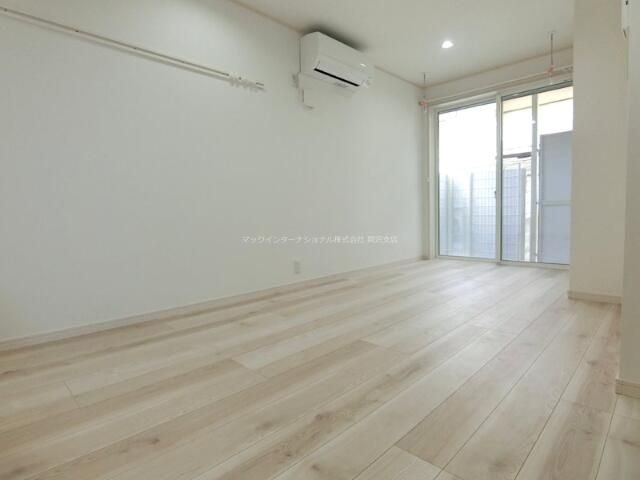 居室・リビング　白が基調の明るい室内！広々！１階はテラス、２．３階はバルコニ