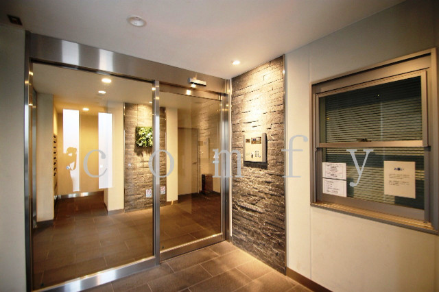 エントランス　オートロック付きエントランス