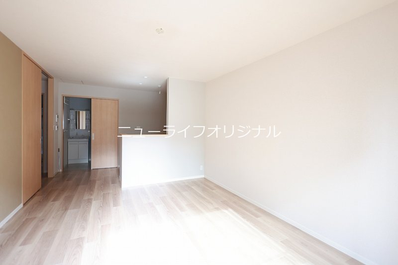 居室・リビング　対面キッチンのあるリビングで、会話が弾みそうです♪