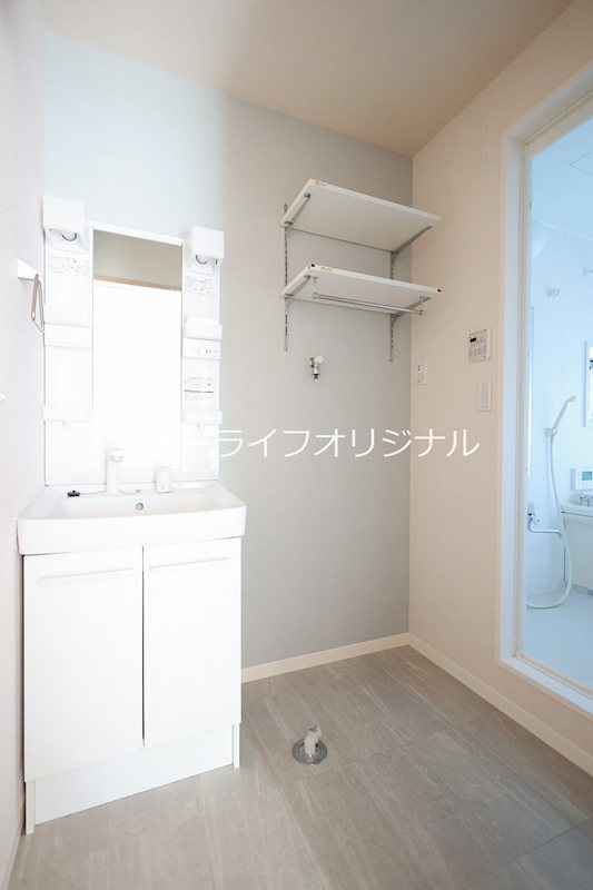 洗面設備　シャワー付き洗面台で忙しい朝でも楽に身支度が出来ます！