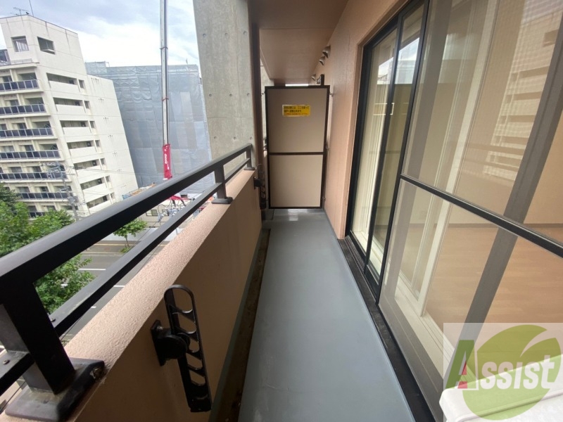 バルコニー　バルコニーは幅があり、広い印象を受けました。