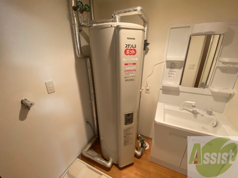 その他設備　洗面所の横には温水器が付いてます。