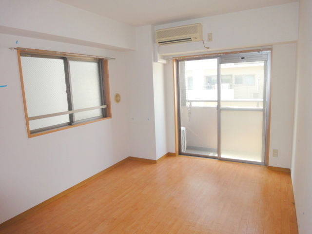 居室・リビング　★角部屋２面採光で陽当り良好です♪