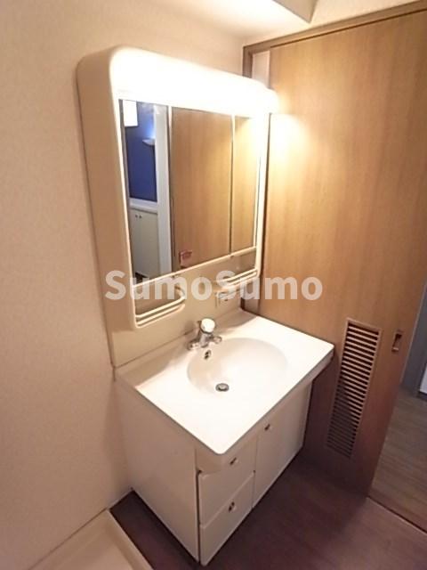 洗面設備　明るい洗面所です