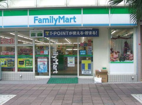 コンビニ　ファミリーマート 阪急中津駅前店（コンビニ）まで90m