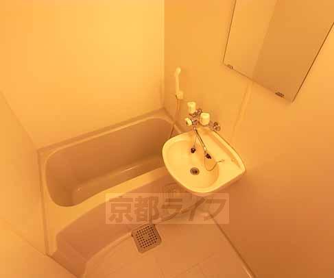 バス・シャワールーム　ゆっくり浸かれます。