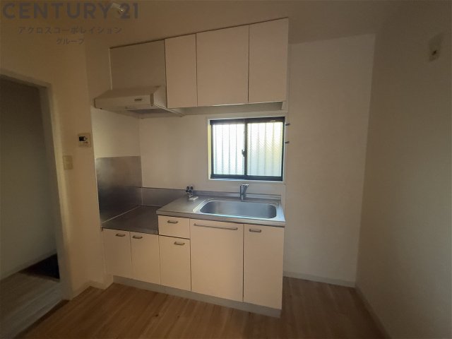 キッチン　窓があり換気も楽にできます♪