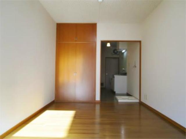 居室・リビング　陽の差し込む明るいお部屋