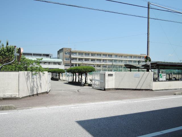 中学校　高知市立城東中学校（中学校）まで825m