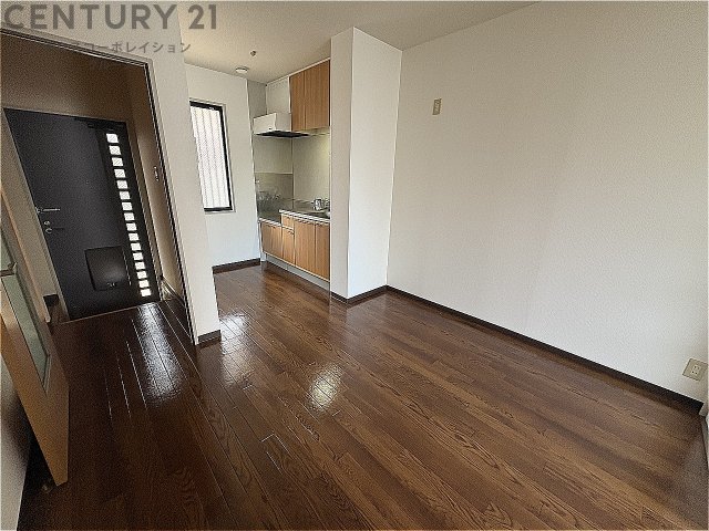 居室・リビング　床色が落ち着いた色合いで綺麗です♪