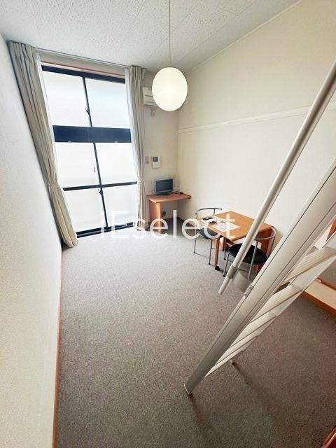 居室・リビング　ロフト付きで解放感ある居室