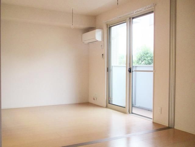 居室・リビング　★リビングにエアコン・室内物干し完備★