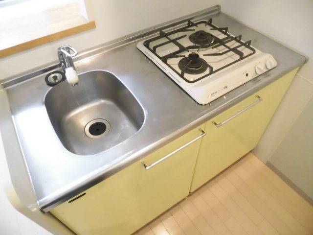 キッチン　２口のガスコンロ設置済みのキッチン。