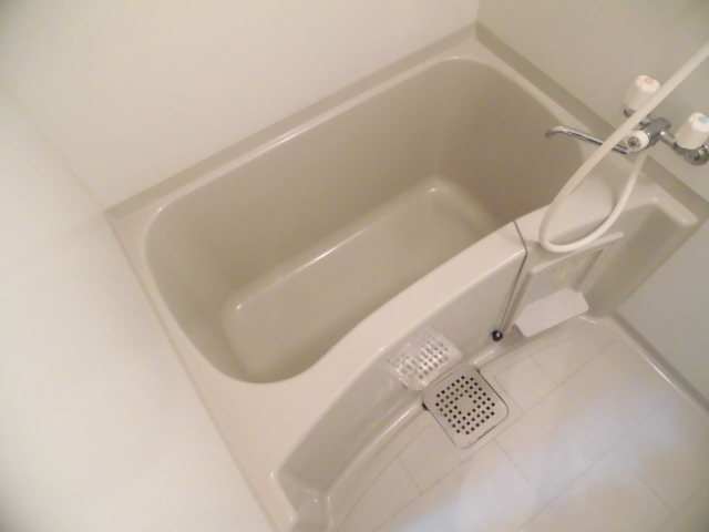 バス・シャワールーム　ゆとりのあるお風呂です。