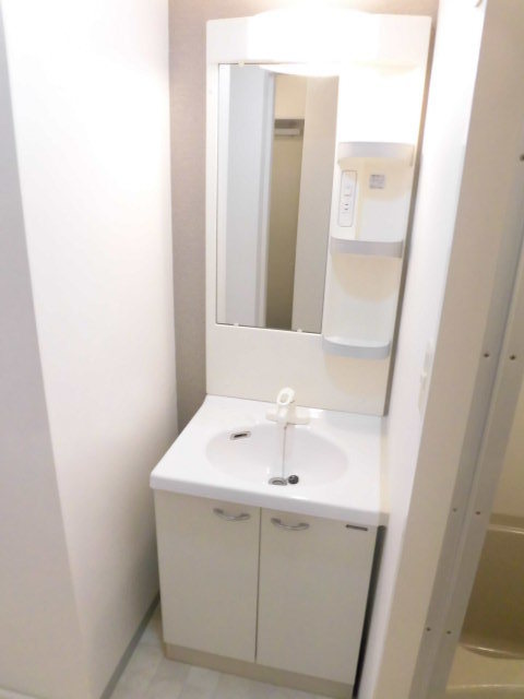 洗面設備　洗面台は独立しており、朝の支度に便利です。