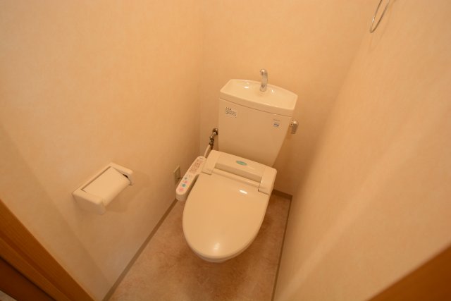 トイレ　ウォシュレット付きのトイレです♪