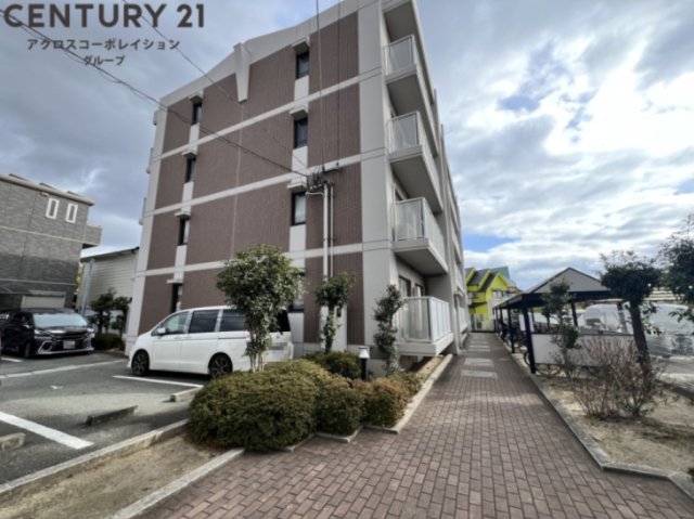 建物外観　駐車場、駐輪場あり