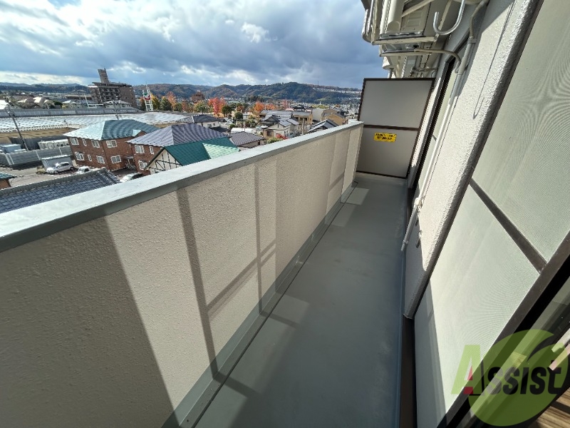 バルコニー　バルコニーは南向きです。暖かい日差しが望めそうですね。