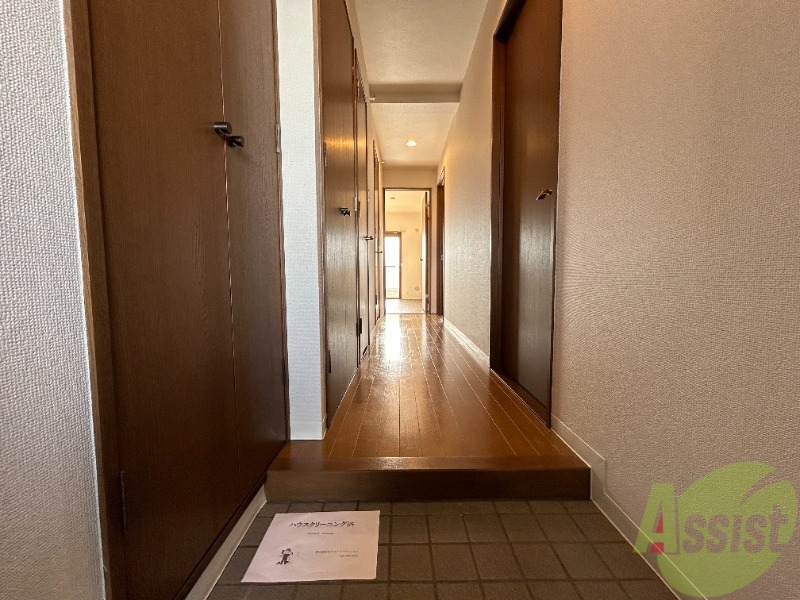 玄関　玄関から撮影しました。明るい印象ですね。