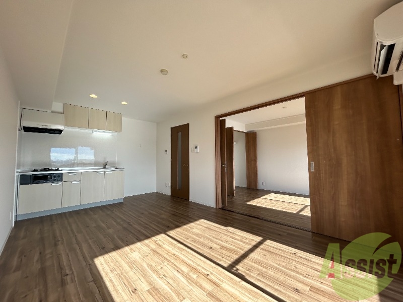 居室・リビング　１０帖のＬＤＫです。広々としてきれいですね。