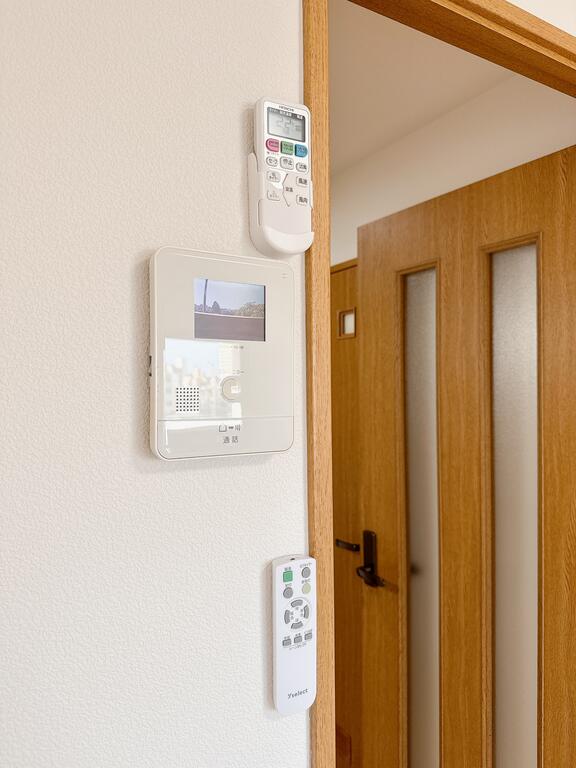 セキュリティ　モニター付インターホン完備。カラー映像・音声で来客確認可